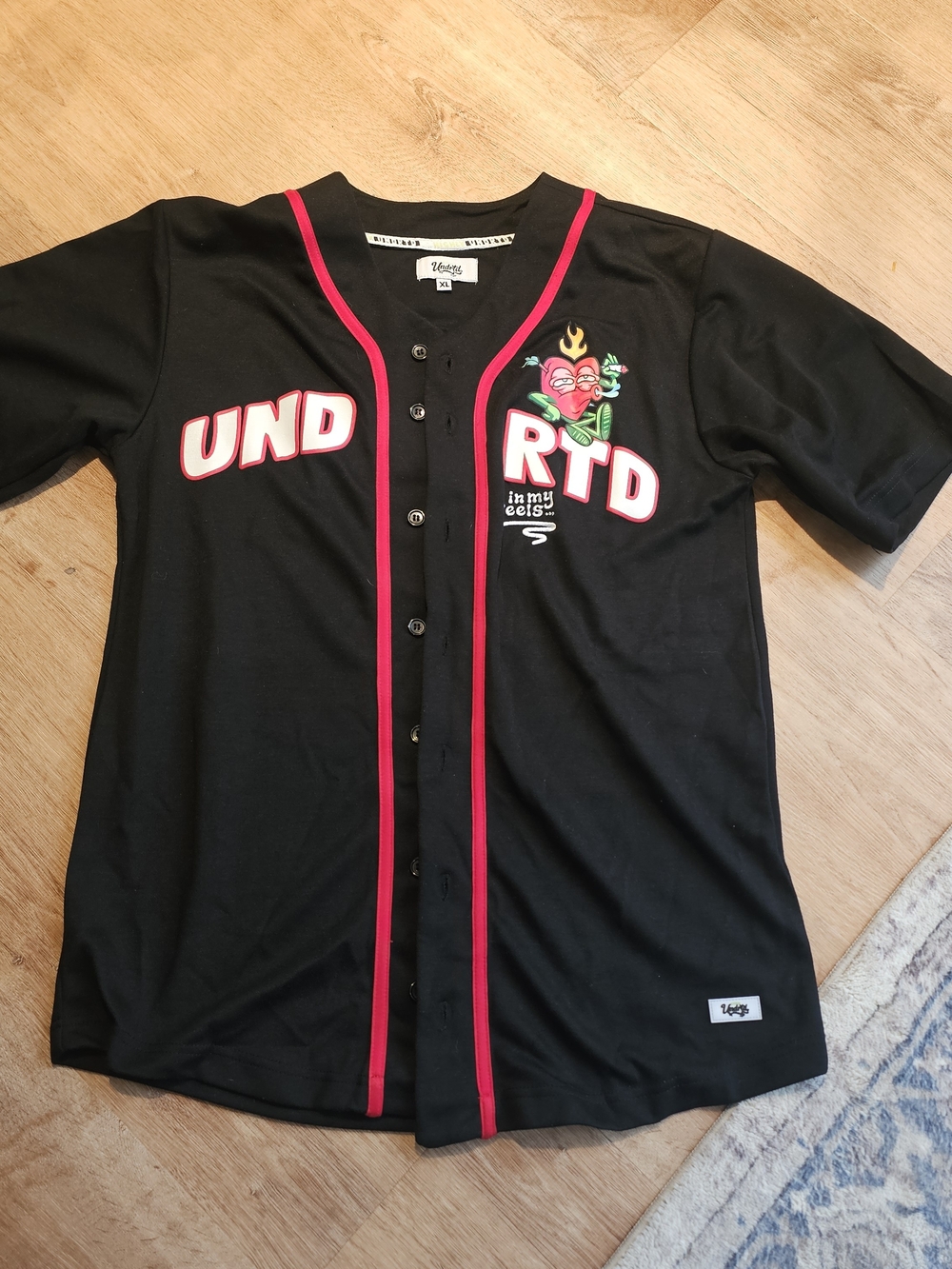 urban streetwear button-up baseball jersey from the brand Highly Undrtd mens XL